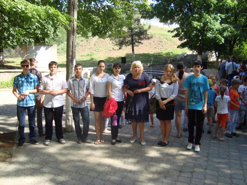 Учащиеся 8 А класса с директором Валентиной Викторовной Котельниковой